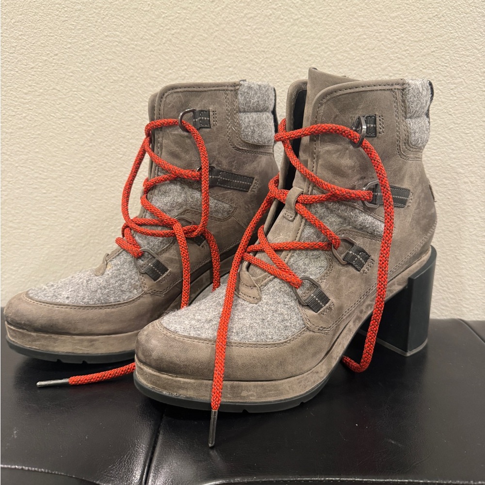 SOREL -  Gray and Red Women's Boots